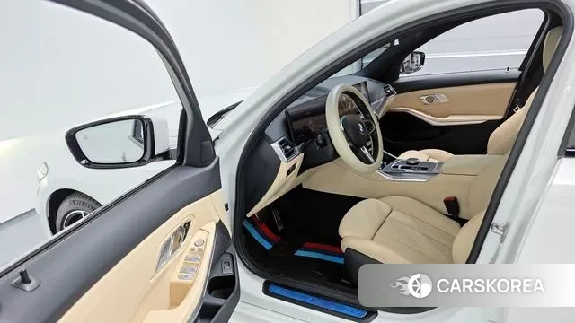 BMW 3 Series (G20) 2023 Белый из Кореи, фото 2