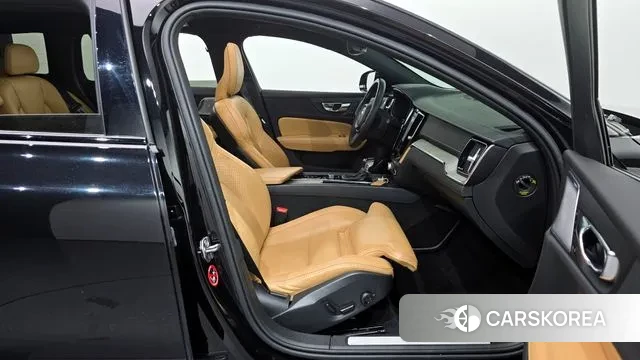 Volvo V60 Cross-Country 2nd Generation 2019 Черный из Кореи, фото 2