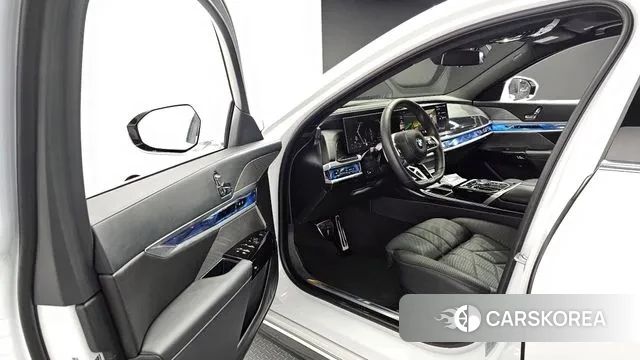 BMW 7 Series (G70) 2024 Белый из Кореи, фото 2