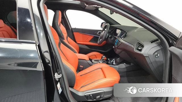 BMW 1 Series (F40) 2024 Черный из Кореи, фото 2