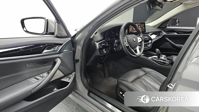 BMW 5 Series (G30) 2021 Серебристо-серый из Кореи, фото 2