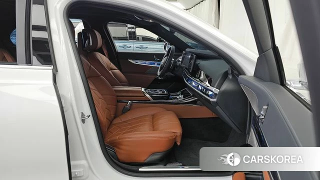 BMW 7 Series (G70) 2025 Белый из Кореи, фото 2