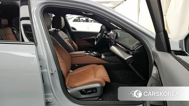 BMW 5 Series (G60) 2025 Серебристо-серый из Кореи, фото 2