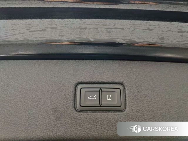 Audi Q7 2024 Черный из Китая, фото 2