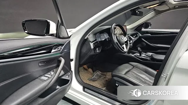 BMW 5 Series (G30) 2021 Белый из Кореи, фото 2