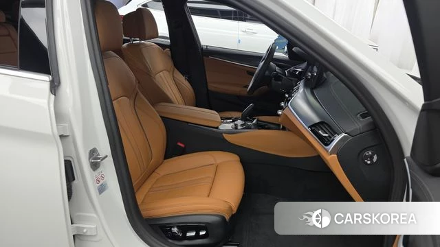 BMW 5 Series (G30) 2023 Белый из Кореи, фото 2