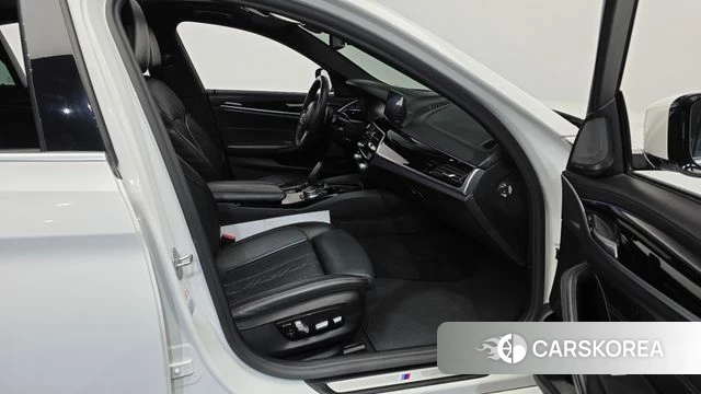 BMW 5 Series (G30) 2020 Белый из Кореи, фото 2