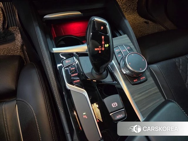 BMW 5 Series (G30) 2019 Белый из Кореи, фото 2