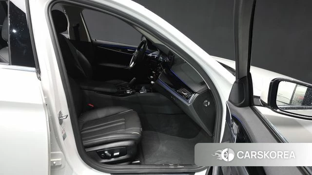 BMW 5 Series (G30) 2019 Белый из Кореи, фото 2