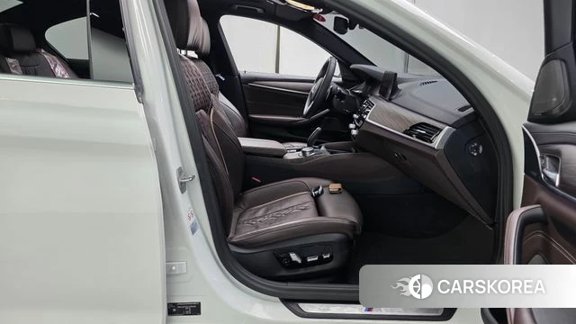 BMW 5 Series (G30) 2020 Белый из Кореи, фото 2
