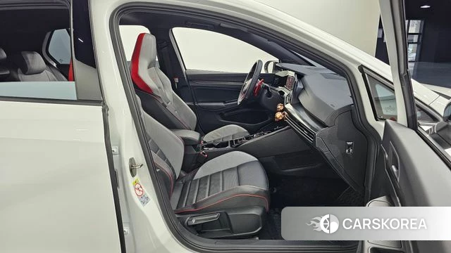 Volkswagen Golf 8th Generation 2023 Белый из Кореи, фото 2