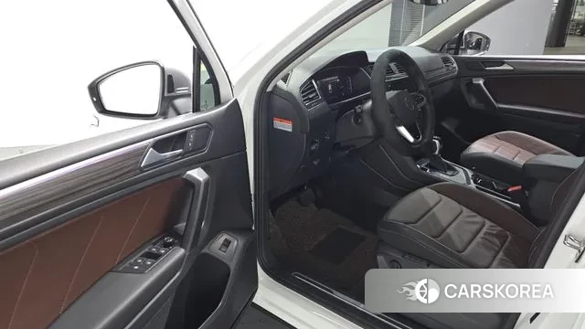 Volkswagen Tiguan Allspace 2023 Белый из Кореи, фото 2