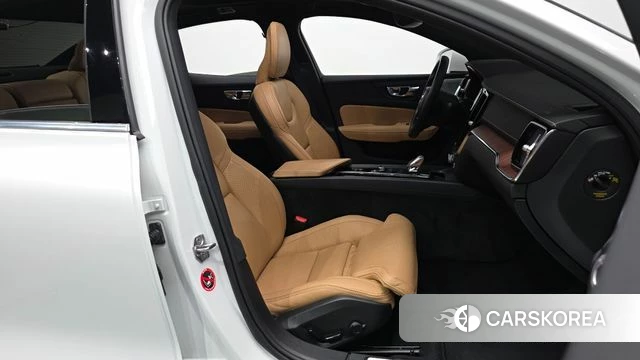 Volvo S60 3rd generation 2021 Белый из Кореи, фото 2