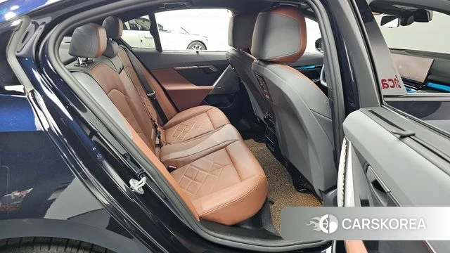 BMW 5 Series (G60) 2025 Черный из Кореи, фото 2