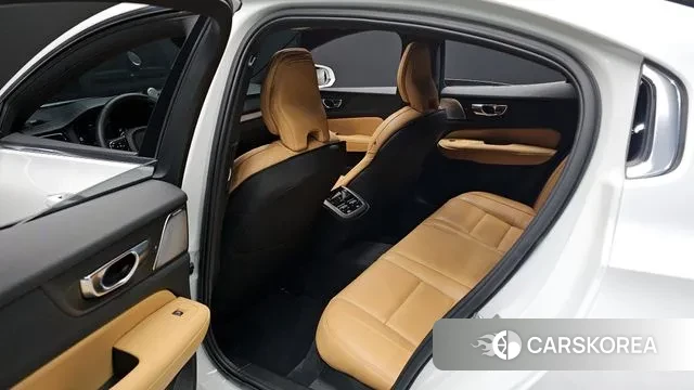 Volvo S60 3rd generation 2024 Белый из Кореи, фото 2