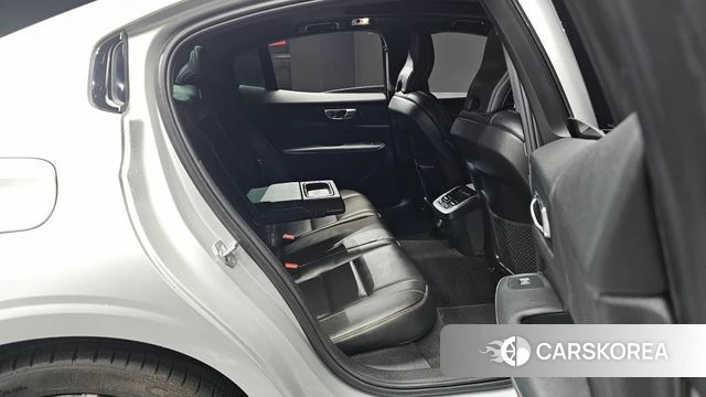 Volvo S60 3rd generation 2022 Серебристо-серый из Кореи, фото 2