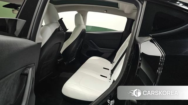 Tesla Model Y 2023 Черный из Кореи, фото 2