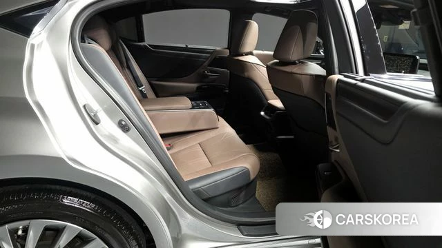 Lexus ES300h 7th generation 2025 Серебряный из Кореи, фото 2