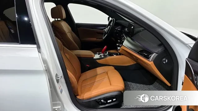 BMW 5 Series (G30) 2023 Белый из Кореи, фото 2