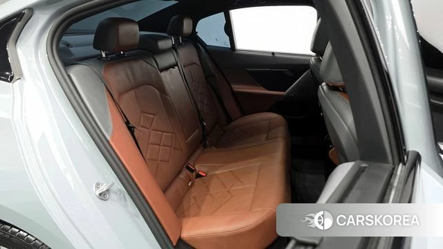 BMW 5 Series (G60) 2025 Светло-серебряный цвет из Кореи, фото 2