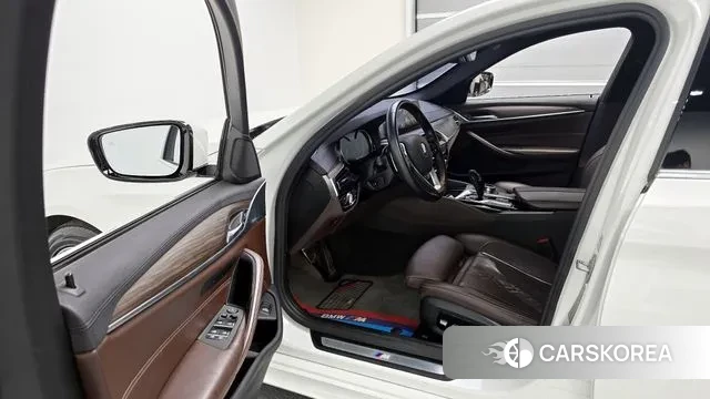 BMW 5 Series (G30) 2018 Белый из Кореи, фото 2