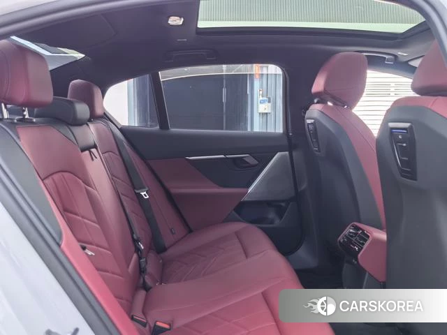 BMW 5 series (imported) 2025 Белый из Китая, фото 2