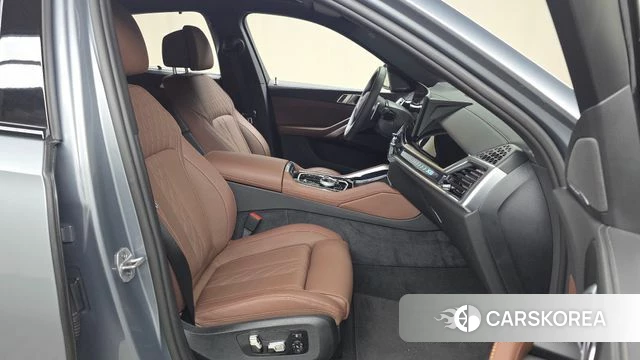 BMW X6 (G06) 2025 Серебристо-серый из Кореи, фото 2