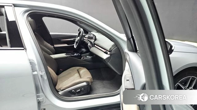 BMW 5 Series (G60) 2025 Светло-серебряный цвет из Кореи, фото 2