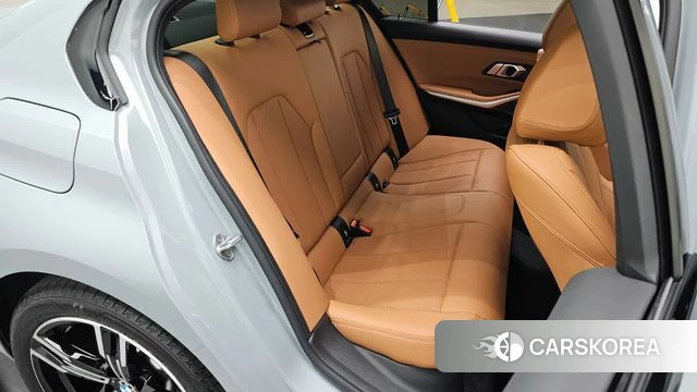 BMW 3 Series (G20) 2025 Светло-серебряный цвет из Кореи, фото 2