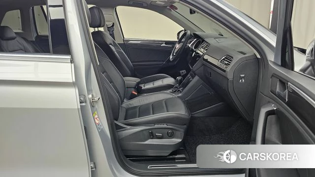 Volkswagen Tiguan second Generation 2018 Серебряный из Кореи, фото 2