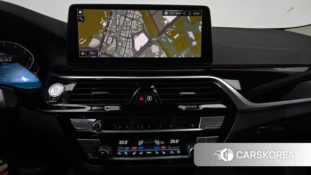 BMW 5 Series (G30) 2021 Белый из Кореи, фото 2