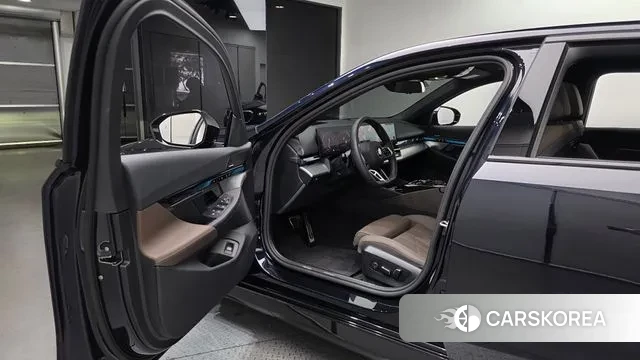 BMW 5 Series (G60) 2025 Черный из Кореи, фото 2