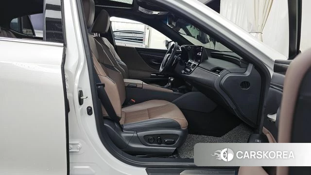 Lexus ES300h 7th generation 2023 Белый из Кореи, фото 2