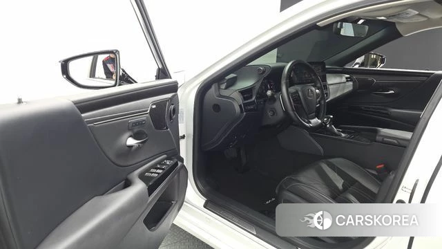 Lexus ES300h 7th generation 2024 Белый из Кореи, фото 2