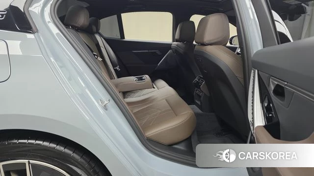 BMW 5 Series (G60) 2025 Серебристо-серый из Кореи, фото 2