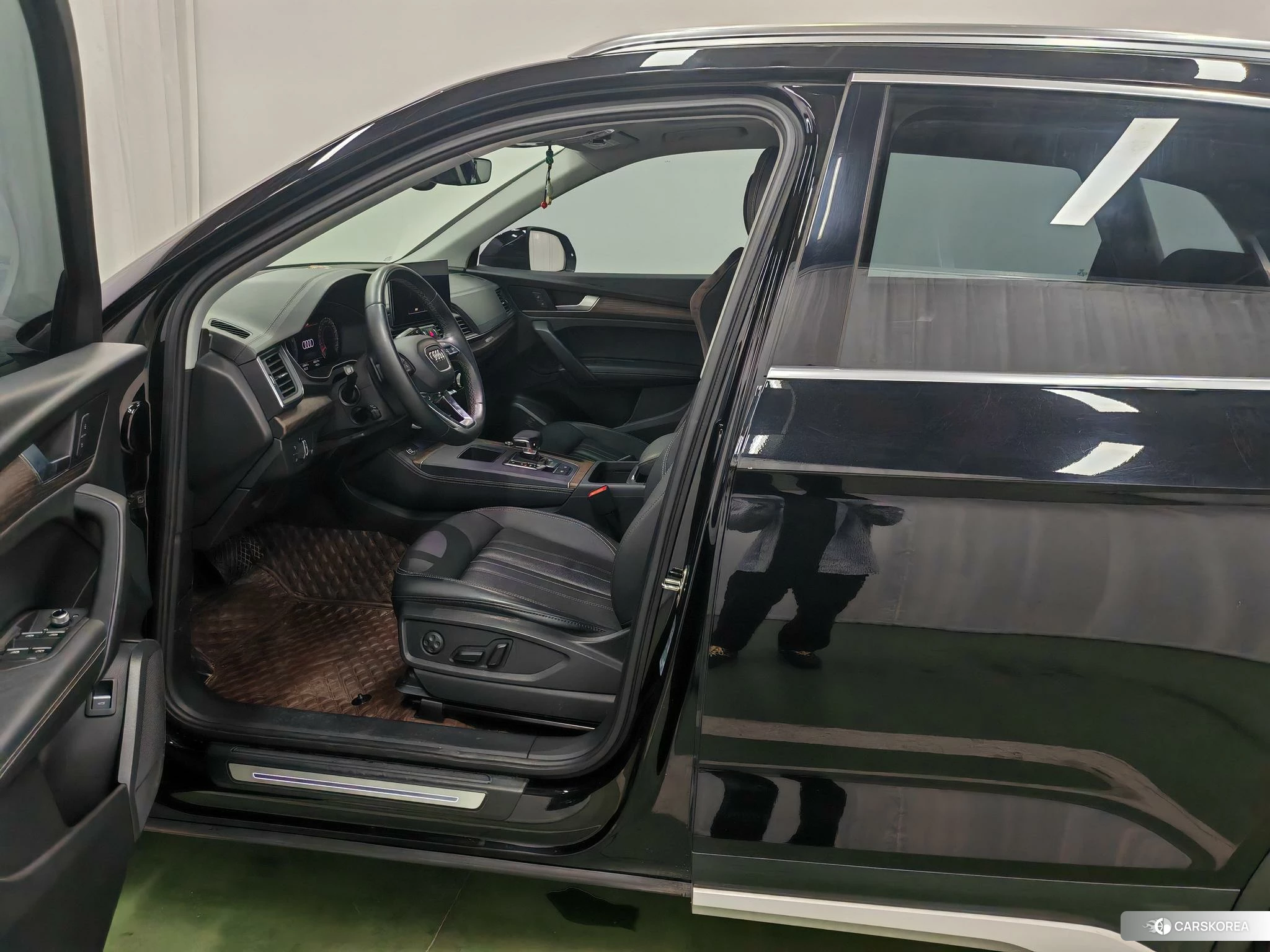 Audi Q5L 2021 Черный из Китая, фото 2