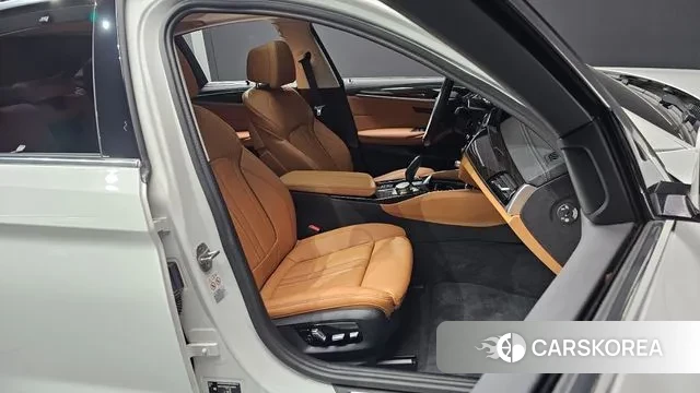 BMW 5 Series (G30) 2022 Белый из Кореи, фото 2