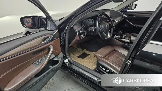 BMW 5 Series (G30) 2018 Черный из Кореи, фото 2