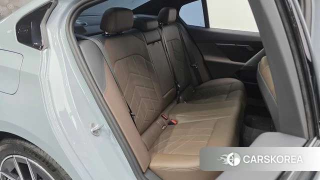 BMW 5 Series (G60) 2025 Серебристо-серый из Кореи, фото 2