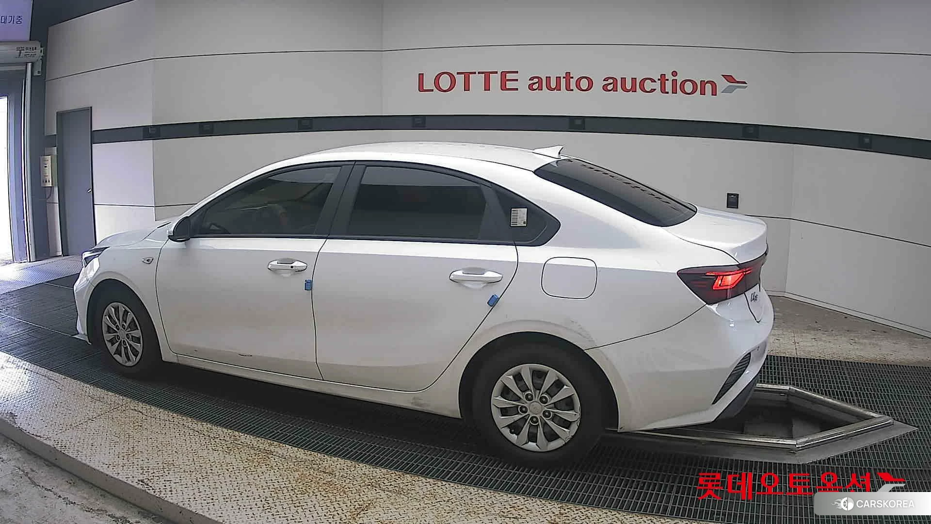 Kia K3 2022 Snow White Pearl из Кореи, фото 2
