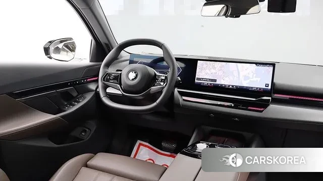 BMW 5 Series (G60) 2023 Белый из Кореи, фото 2