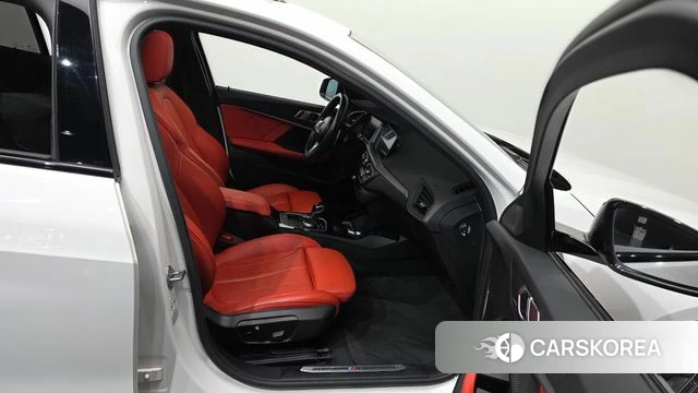 BMW 1 Series (F40) 2021 Белый из Кореи, фото 2