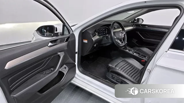 Volkswagen Passat GT (B8) 2022 Белый из Кореи, фото 2