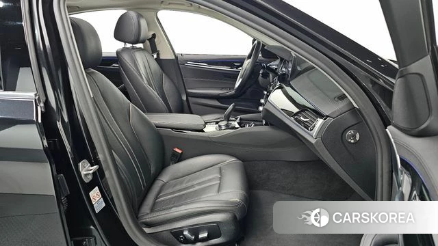 BMW 5 Series (G30) 2018 Черный из Кореи, фото 2