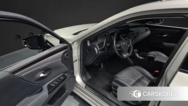 Lexus ES300h 7th generation 2019 Серебристо-серый из Кореи, фото 2