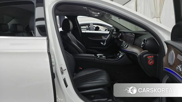 Mercedes-Benz E-Class W213 2018 Белый из Кореи, фото 2