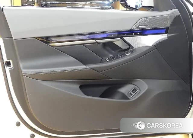 BMW 5 Series (G60) 2023 Белый из Кореи, фото 2