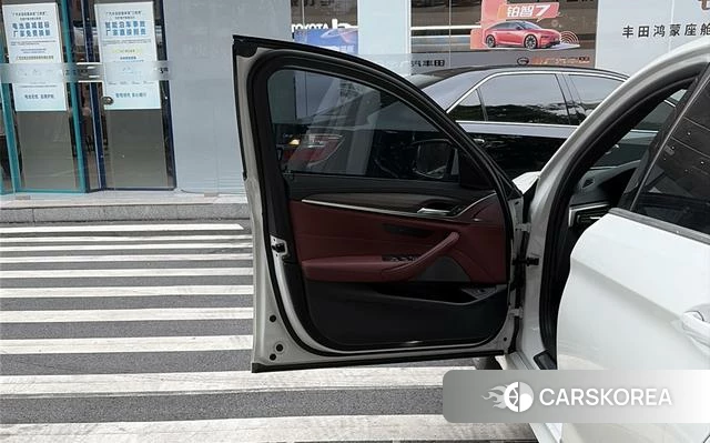 BMW 5 series 2022 Белый из Китая, фото 2
