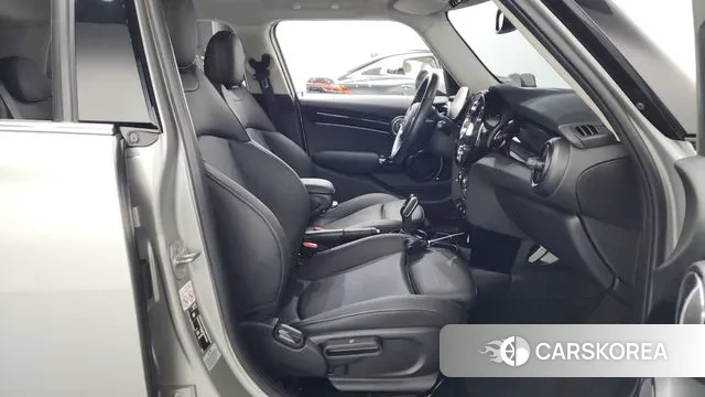 Mini Cooper 2024 Серебряный из Кореи, фото 2