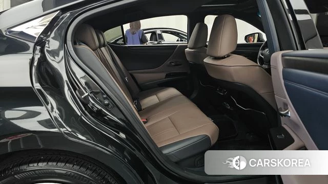 Lexus ES300h 7th generation 2025 Черный из Кореи, фото 2